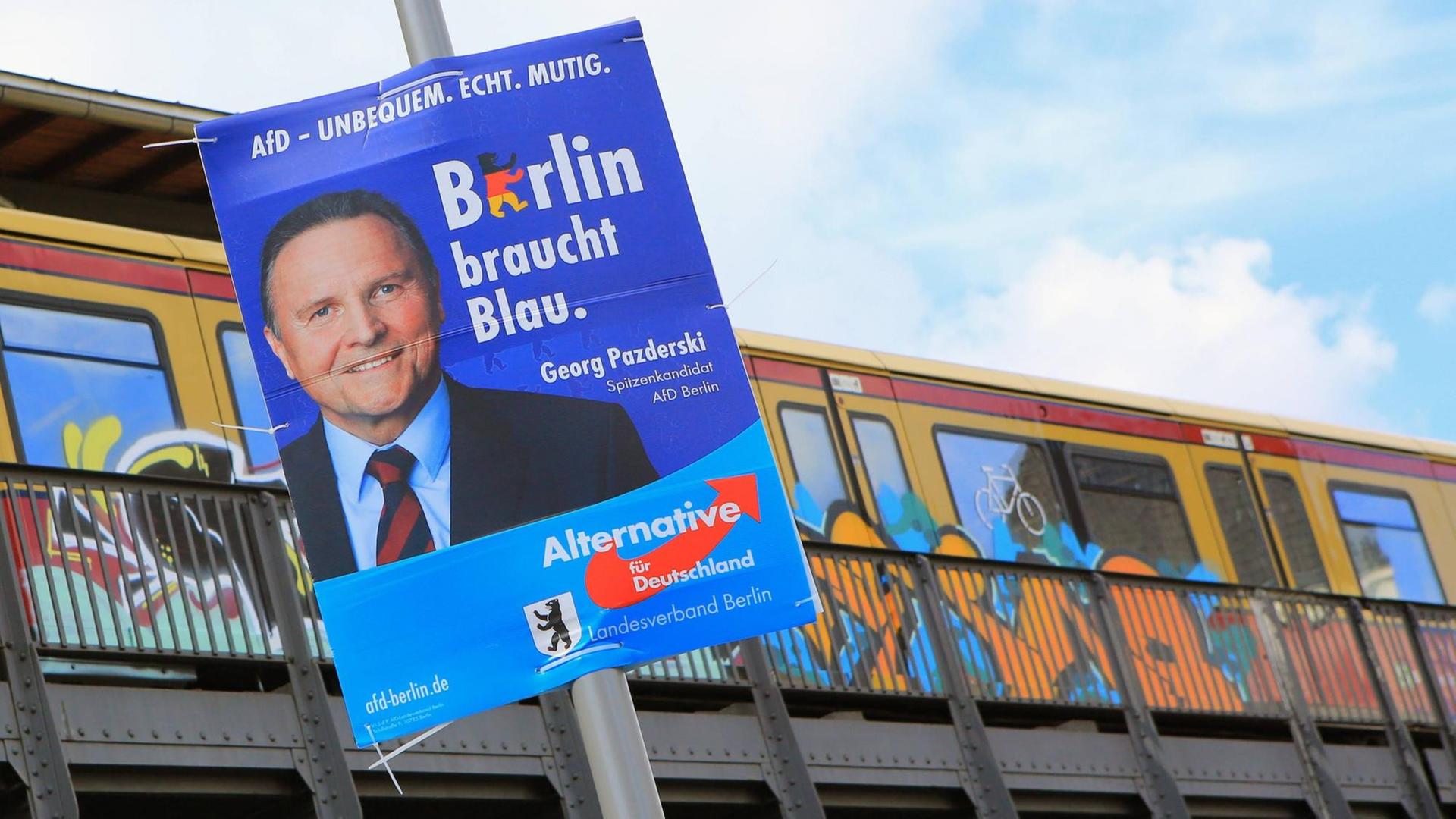 Georg Pazderski, Spitzenkandidat der AfD in Berlin, ist auf einem Wahlplakate zu sehen, das an einem Pfahl vor einer S-Bahn-Strecke hängt. Georg Pazderski, Spitzenkandidat der AfD in Berlin, ist auf einem Wahlplakate zu sehen, das an einem Pfahl vor einer S-Bahn-Strecke hängt.