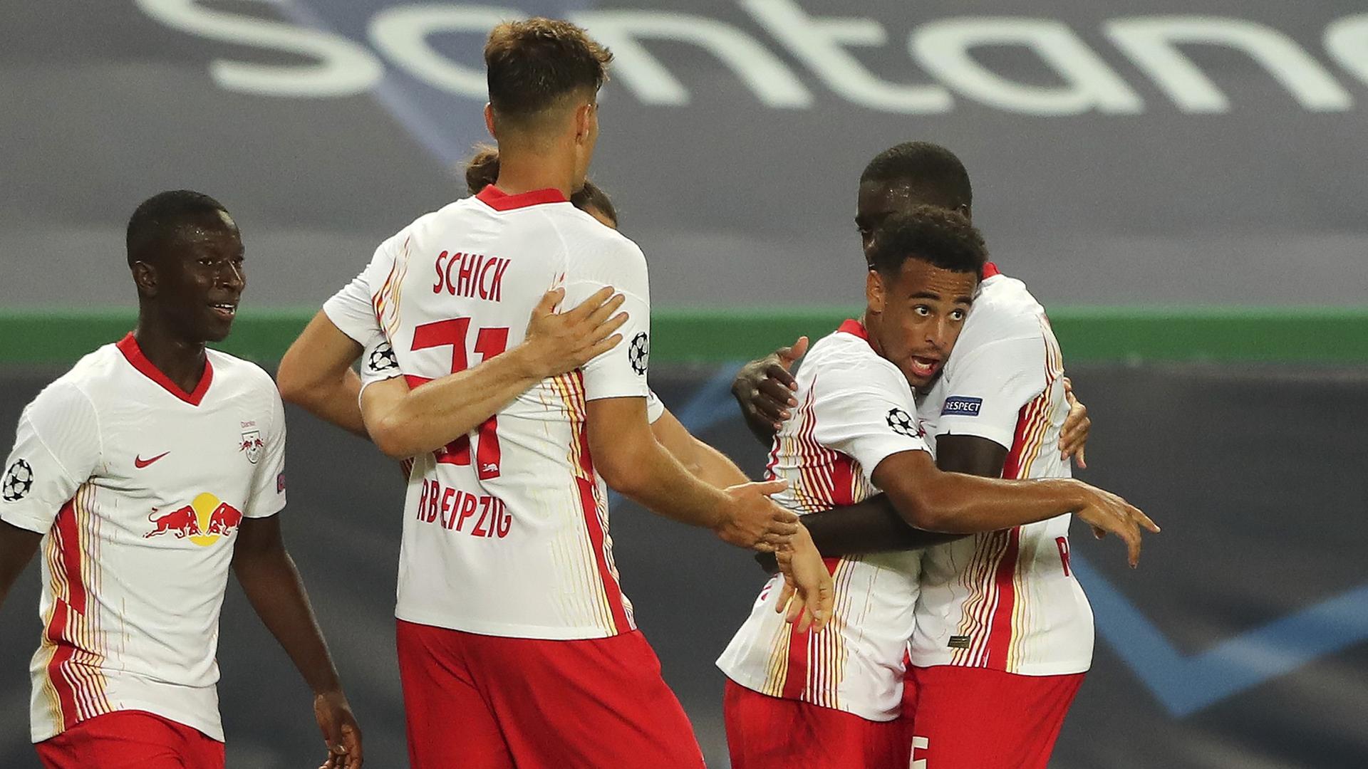 Die Spieler von RB Leipzig feiern den Sieg. Die Spieler von RB Leipzig feiern den Sieg.