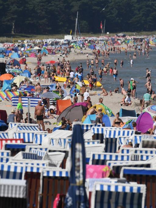 Badegäste am Strand von Binz (Mecklenburg-Vorpommern) auf der Ostseeinsel Rügen.