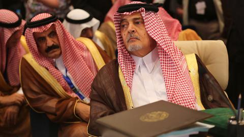 Prinz Saud bin Faisal bin Abdulaziz al-Saud (rechts) in seiner Funktion als Saudi-Arabiens Außenminister bei einem Treffen mit Amtskollegen aus anderen arabischen Staaten