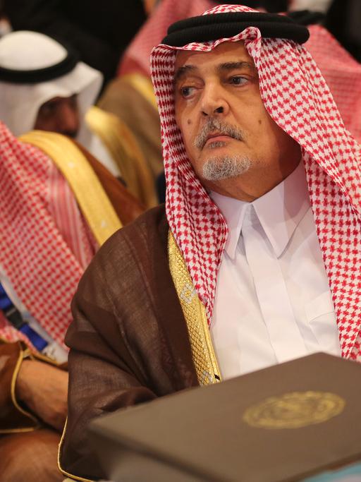 Prinz Saud bin Faisal bin Abdulaziz al-Saud (rechts) in seiner Funktion als Saudi-Arabiens Außenminister bei einem Treffen mit Amtskollegen aus anderen arabischen Staaten