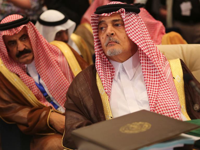 Prinz Saud bin Faisal bin Abdulaziz al-Saud (rechts) in seiner Funktion als Saudi-Arabiens Außenminister bei einem Treffen mit Amtskollegen aus anderen arabischen Staaten