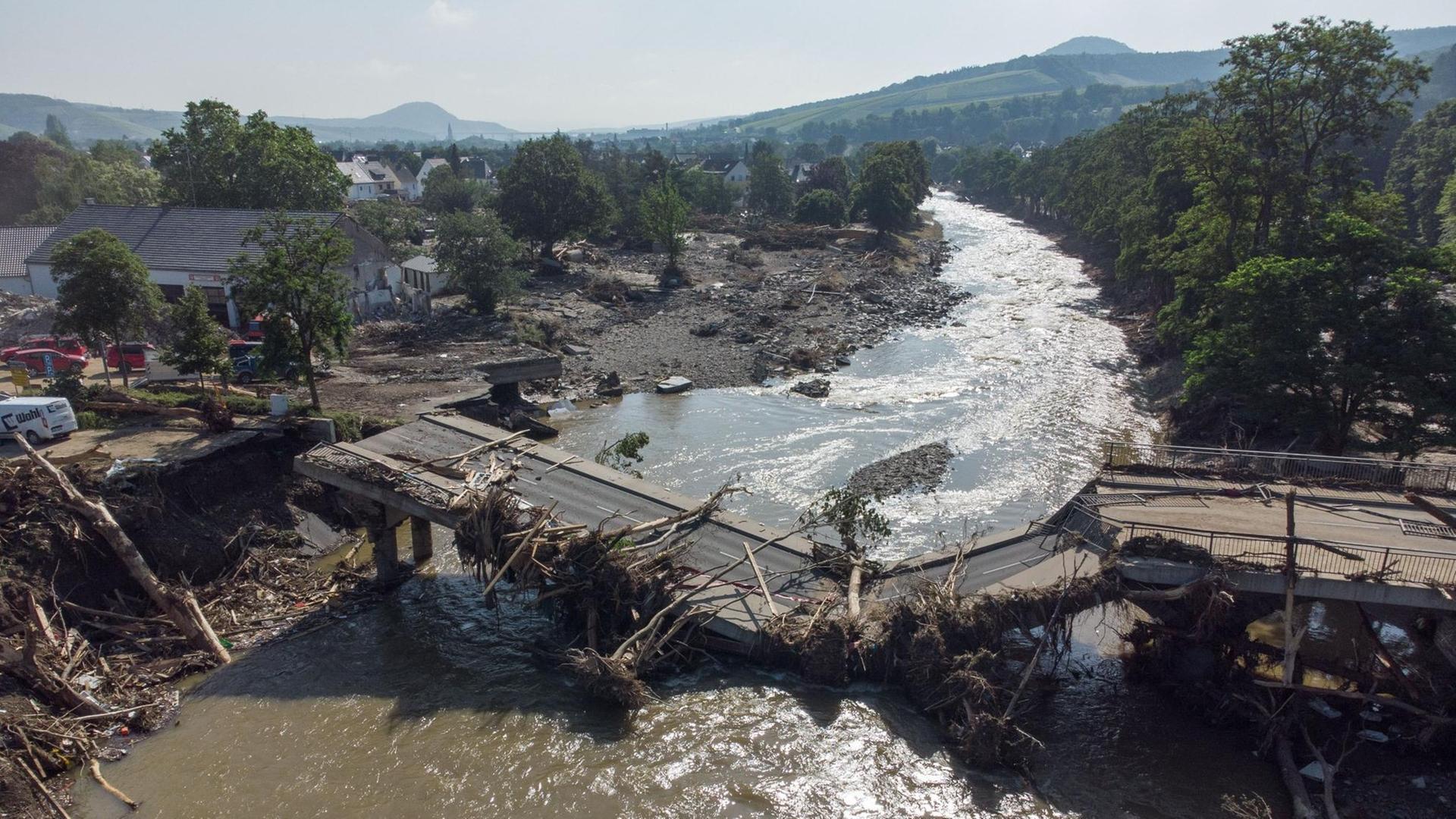 Zerstörte Brücke über die Ahr in Ahrweiler nach der Flutkatastrophe im Juli 2021 (Luftaufnahme mit einer Drohne). Zerstörte Brücke über die Ahr in Ahrweiler nach der Flutkatastrophe im Juli 2021 (Luftaufnahme mit einer Drohne).