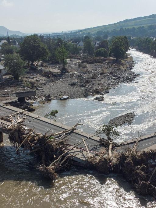 Zerstörte Brücke über die Ahr in Ahrweiler nach der Flutkatastrophe im Juli 2021 (Luftaufnahme mit einer Drohne).