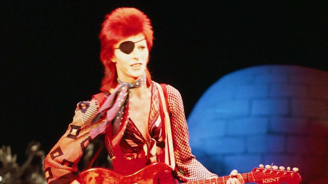 David Bowie mit Augenklappe und Gitarre. David Bowie mit Augenklappe und Gitarre.