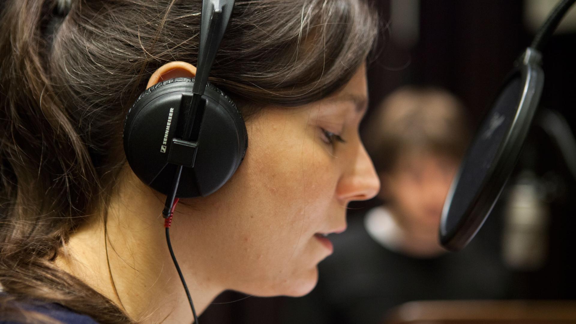 Kriminal-Hörspiel: „Gotteskrieger", Produktion Deutschlandradio Kultur 2015. Abgebildet: Aylin Esener Kriminal-Hörspiel: „Gotteskrieger", Produktion Deutschlandradio Kultur 2015. Abgebildet: Aylin Esener