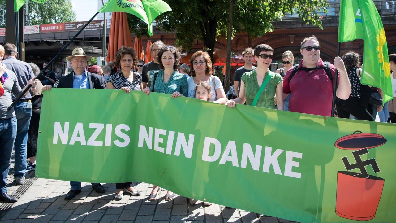 "Nazis nein danke" - Die Fraktionsvorsitzende von Bündnis 90/Die Grünen im Berliner Abgeordnetenhaus, Ramona Pop (3.v.l), und andere Teilnehmer einer Gegendemonstration stehen am 07.05.2016 auf dem Hackeschen Markt in Berlin. "Nazis nein danke" - Die Fraktionsvorsitzende von Bündnis 90/Die Grünen im Berliner Abgeordnetenhaus, Ramona Pop (3.v.l), und andere Teilnehmer einer Gegendemonstration stehen am 07.05.2016 auf dem Hackeschen Markt in Berlin.