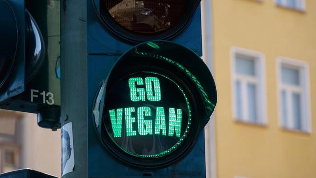 Eine mit "Go vegan" - werde vegan - beschriftete Ampel in Berlin am 22.09.2019