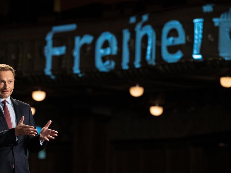 Christian Lindner, Bundesvorsitzender der FDP, spricht während der Dreikönigskundgebung der FDP im Opernhaus. Hinter ihm ist das Wort Freiheit auf die Wand projiziert