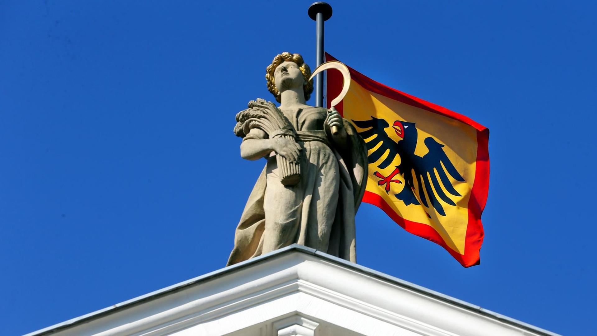 Bei strahlendem Sonnenschein und Temperaturen um neun Grad Celsius weht am 26.02.2015 auf dem Schloss Bellevue in Berlin die Dienstflagge des Bundespräsidenten, die sich farbenprächtig vor dem blauen Himmel abhebt. Bei strahlendem Sonnenschein und Temperaturen um neun Grad Celsius weht am 26.02.2015 auf dem Schloss Bellevue in Berlin die Dienstflagge des Bundespräsidenten, die sich farbenprächtig vor dem blauen Himmel abhebt.