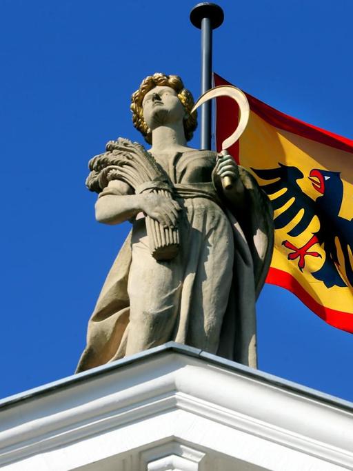 Bei strahlendem Sonnenschein und Temperaturen um neun Grad Celsius weht am 26.02.2015 auf dem Schloss Bellevue in Berlin die Dienstflagge des Bundespräsidenten, die sich farbenprächtig vor dem blauen Himmel abhebt.