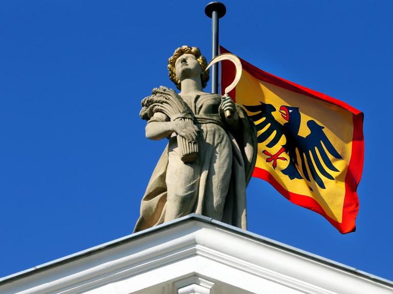 Bei strahlendem Sonnenschein und Temperaturen um neun Grad Celsius weht am 26.02.2015 auf dem Schloss Bellevue in Berlin die Dienstflagge des Bundespräsidenten, die sich farbenprächtig vor dem blauen Himmel abhebt.