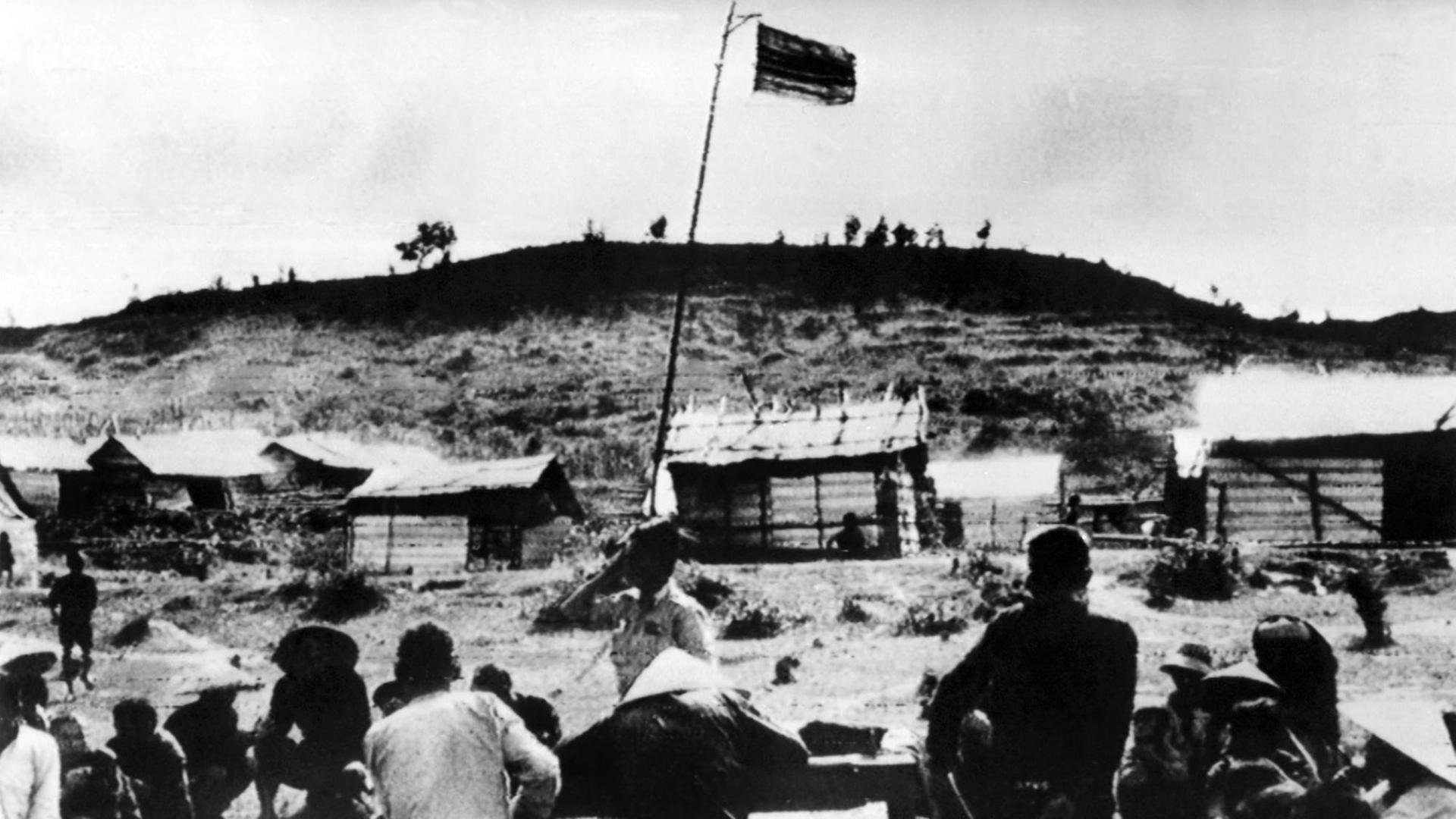 Eine südvietnamesische Flagge über dem Dorf Truong An. Im März 1968 haben US-Soldaten hier das "My-Lai-Massaker" angerichtet.