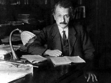 Der 40-jährige Albert Einstein in seinem Berliner Arbeitszimmer, 1919