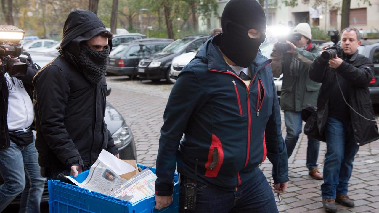 Polizisten bei Razzia gegen Islamisten-Netzwerk in Berlin Polizisten bei Razzia gegen Islamisten-Netzwerk in Berlin