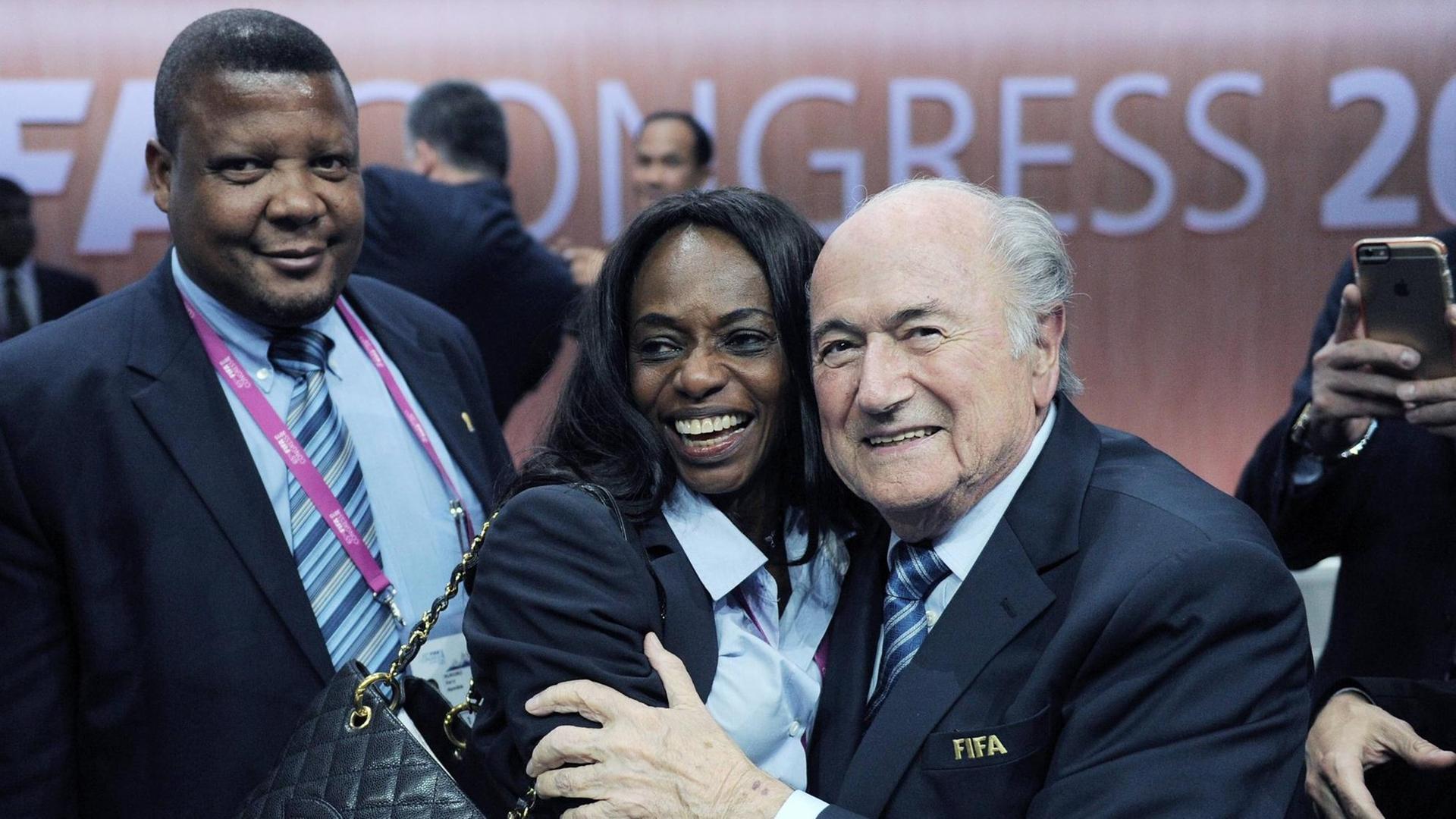 Fussball International 65. FIFA Kongress in Zuerich 29.05.2015 Wahlsieger FIFA Praesident Joseph S. Blatter (re, Schweiz) umarmt von Isha Johansen (Sierra Leone) PUBLICATIONxNOTxINxAUTxSUIxITA Football International 65 FIFA Congress in Zurich 29 05 2015 Election winner FIFA President Joseph s Blatter right Switzerland embraces from Isha Johansen Sierra Leone PUBLICATIONxNOTxINxAUTxSUIxITA Fussball International 65. FIFA Kongress in Zuerich 29.05.2015 Wahlsieger FIFA Praesident Joseph S. Blatter (re, Schweiz) umarmt von Isha Johansen (Sierra Leone) PUBLICATIONxNOTxINxAUTxSUIxITA Football International 65 FIFA Congress in Zurich 29 05 2015 Election winner FIFA President Joseph s Blatter right Switzerland embraces from Isha Johansen Sierra Leone PUBLICATIONxNOTxINxAUTxSUIxITA