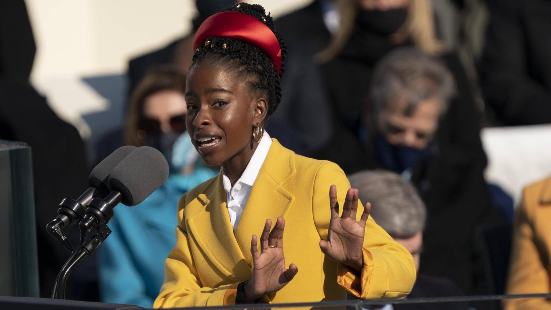 Die 22-jährige afroamerikanische Dichterin Amanda Gorman trägt anlässlich der Amtseinführung von US-Präsident Joe Biden ihr Gedicht "The Hill We Climb" vor. Die 22-jährige afroamerikanische Dichterin Amanda Gorman trägt anlässlich der Amtseinführung von US-Präsident Joe Biden ihr Gedicht "The Hill We Climb" vor.