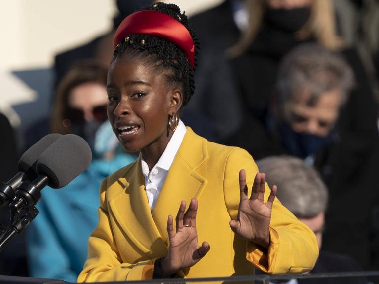 Die 22-jährige afroamerikanische Dichterin Amanda Gorman trägt anlässlich der Amtseinführung von US-Präsident Joe Biden ihr Gedicht "The Hill We Climb" vor.