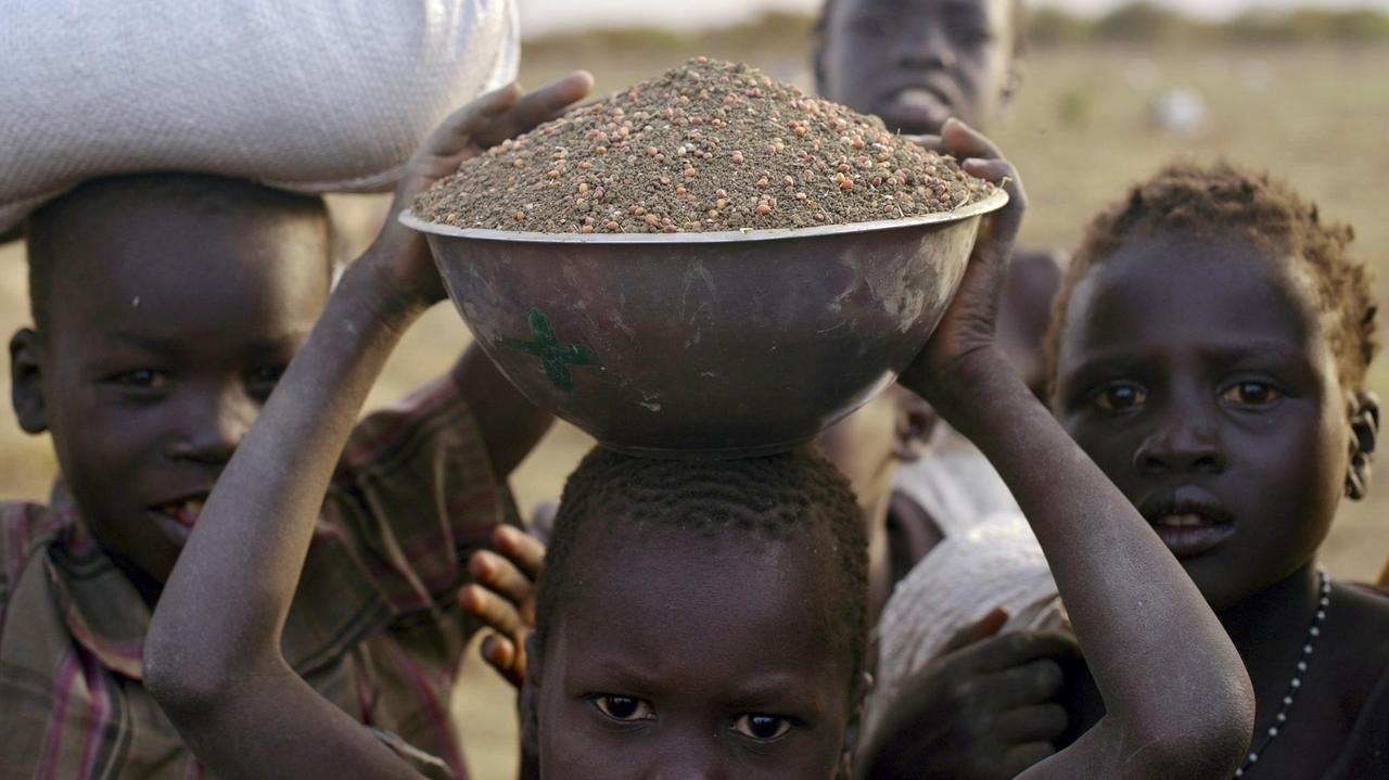 Vor allem in afrikanischen Ländern leiden Menschen Hunger. Vor allem in afrikanischen Ländern leiden Menschen Hunger.