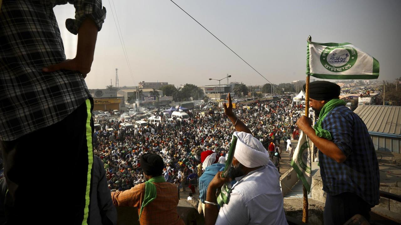 Indische Bauern protestieren am Rande der Hauptstadtregion Delhi. Indische Bauern protestieren am Rande der Hauptstadtregion Delhi.
