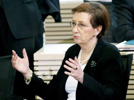Schleswig-Holsteins Ministerpräsidentin Heide Simonis während der Konstituierenden Sitzung des Landtags in Kiel Schleswig-Holsteins Ministerpräsidentin Heide Simonis während der Konstituierenden Sitzung des Landtags in Kiel