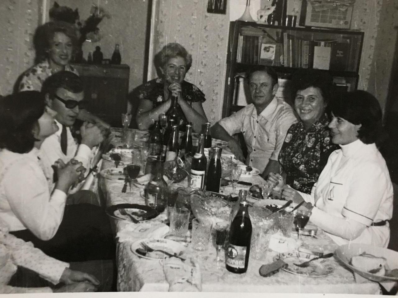 Paulina Zerluk und ihre Freunde sitzen an einem reich gedeckten Tisch und feiern ihren 85. Geburtstag.