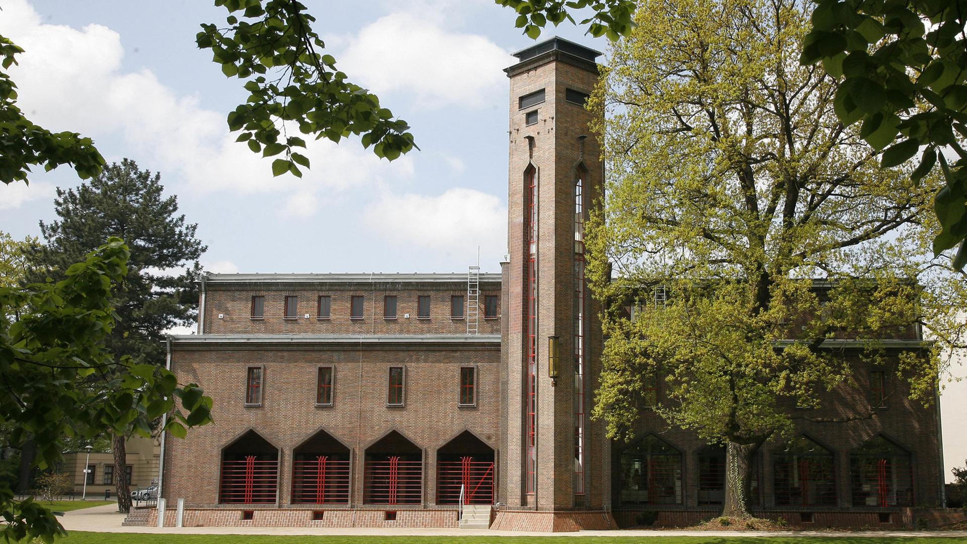 Das Kunstmuseum Dieselkraftwerk Cottbus, aufgenommen am 05.05.2008. Das in den späten 1920-er Jahren vom Berliner Architekten Werner Issel entworfene Industriedenkmal ist zum neuen Domizil zeitgenössicher Kunst umgebaut worden. Rund acht Millionen Euro gaben EU, Bund, Land und Stadt für die Bauarbeiten. Das Kunstmuseum Dieselkraftwerk Cottbus, aufgenommen am 05.05.2008. Das in den späten 1920-er Jahren vom Berliner Architekten Werner Issel entworfene Industriedenkmal ist zum neuen Domizil zeitgenössicher Kunst umgebaut worden. Rund acht Millionen Euro gaben EU, Bund, Land und Stadt für die Bauarbeiten.