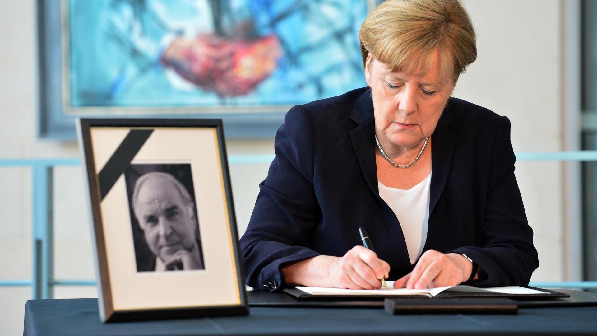 Bundeskanzlerin Angela Merkel (CDU) trägt sich am 18.06.2017 im Bundeskanzleramt in Berlin in das Kondolenzbuch für den ehemaligen Bundeskanzler Helmut Kohl ein.