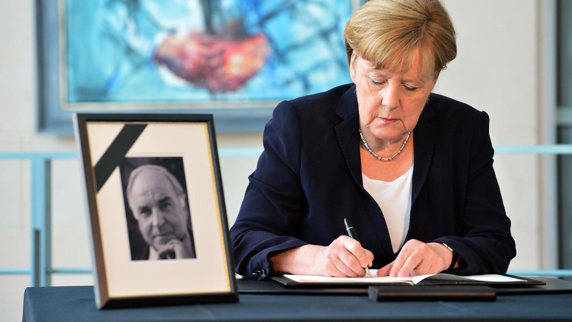 Bundeskanzlerin Angela Merkel (CDU) trägt sich am 18.06.2017 im Bundeskanzleramt in Berlin in das Kondolenzbuch für den ehemaligen Bundeskanzler Helmut Kohl ein. Bundeskanzlerin Angela Merkel (CDU) trägt sich am 18.06.2017 im Bundeskanzleramt in Berlin in das Kondolenzbuch für den ehemaligen Bundeskanzler Helmut Kohl ein.