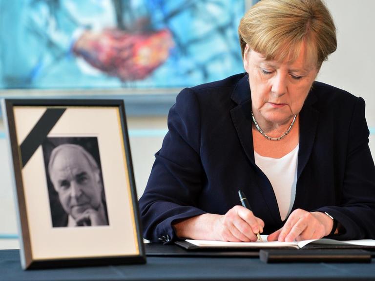 Bundeskanzlerin Angela Merkel (CDU) trägt sich am 18.06.2017 im Bundeskanzleramt in Berlin in das Kondolenzbuch für den ehemaligen Bundeskanzler Helmut Kohl ein.