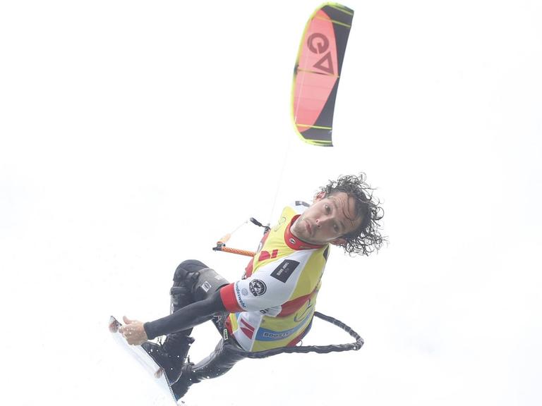 Kitesurfer Mario Rodwald bei einem artistischen Sprung.