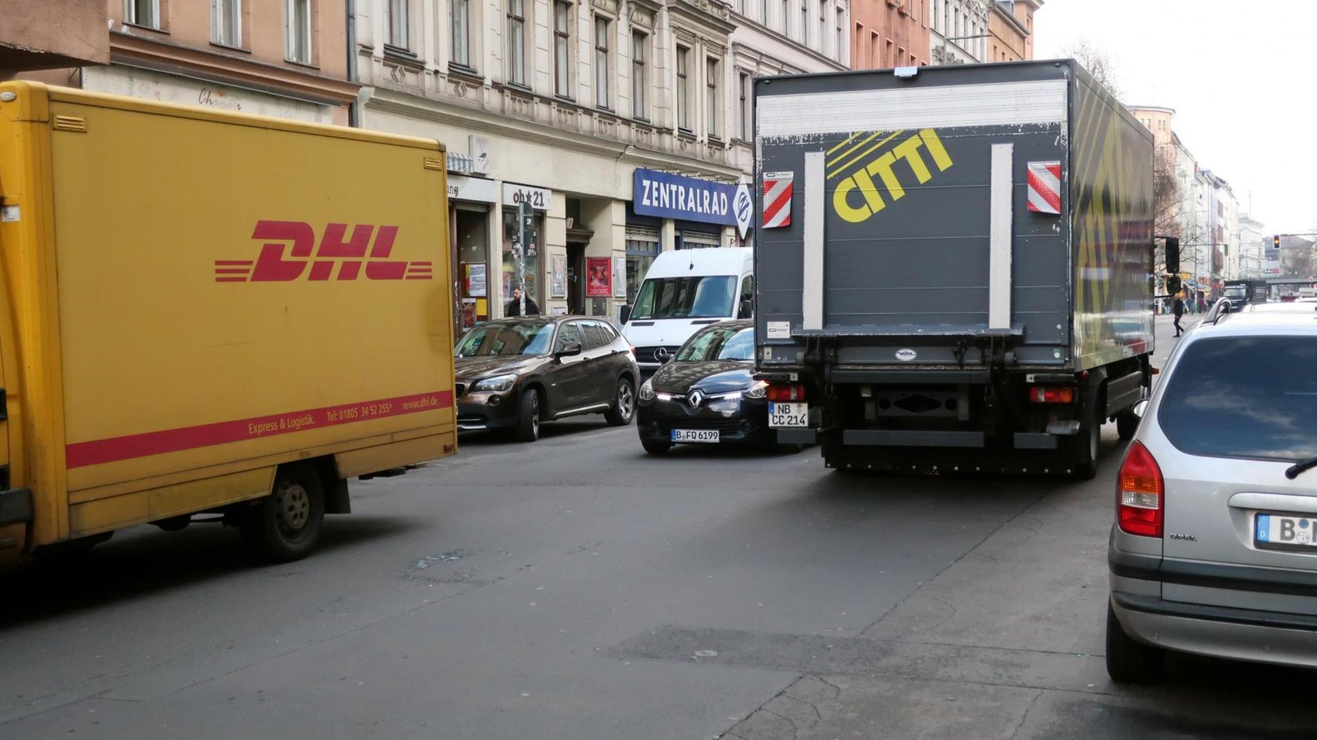 LKWs verschiedener Transportunternehmen im Straßenverkehr LKWs verschiedener Transportunternehmen im Straßenverkehr