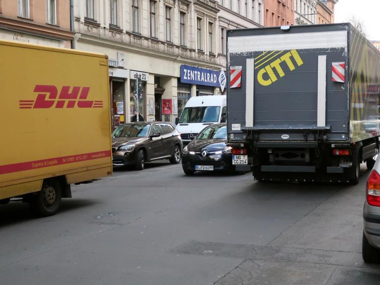 LKWs verschiedener Transportunternehmen im Straßenverkehr