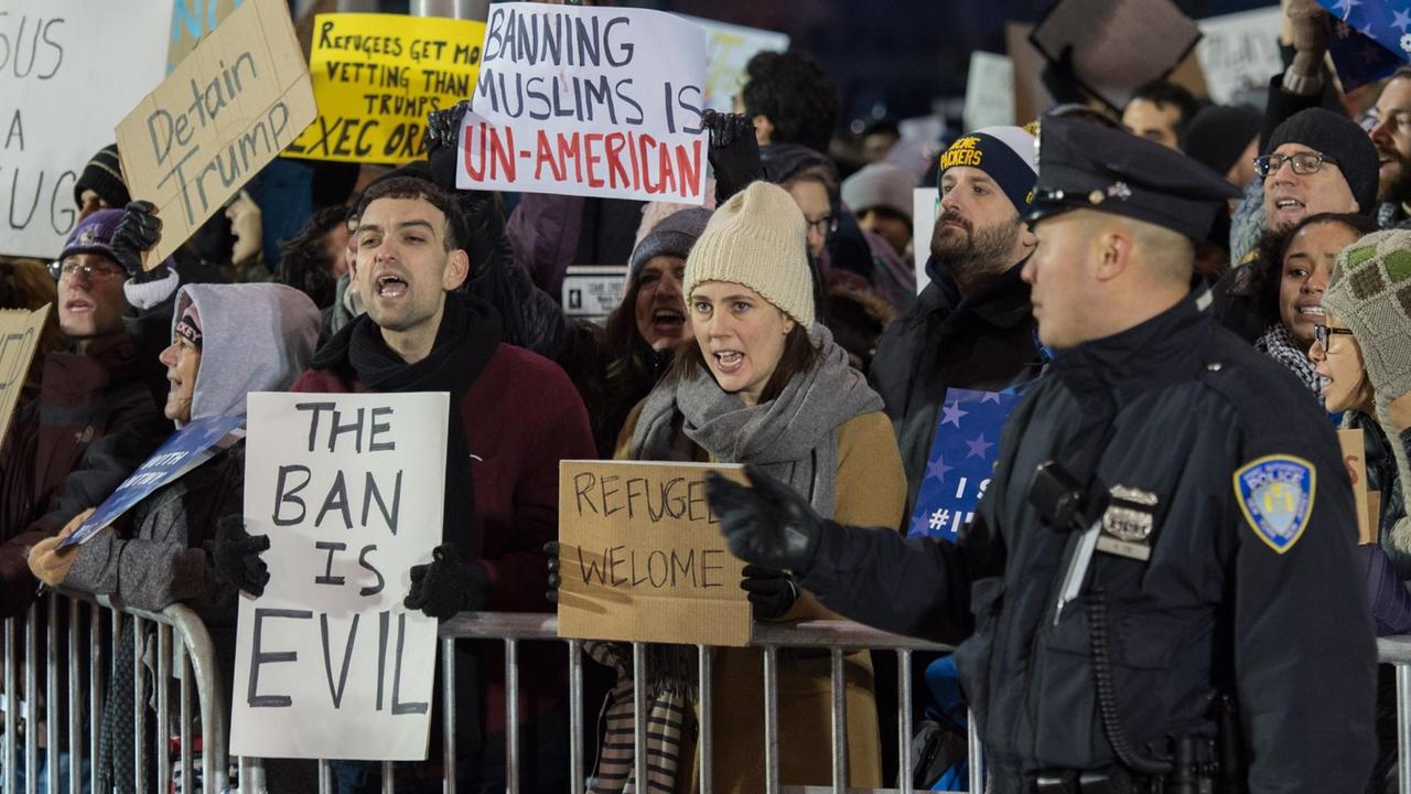 Proteste am New Yorker Flughafen gegen das von Trump verhängte Einreiseverbot für viele Muslime Proteste am New Yorker Flughafen gegen das von Trump verhängte Einreiseverbot für viele Muslime