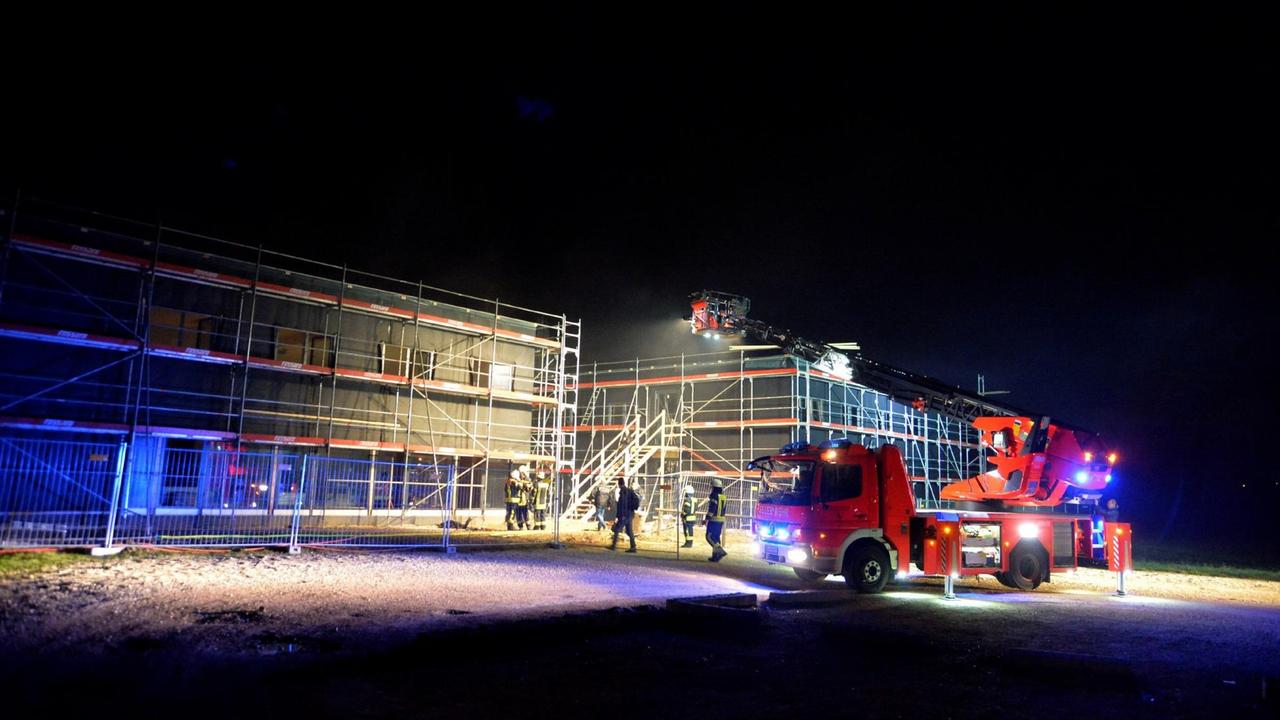 Die Feuerwehr ist am 25.12.2015 im Einsatz an einer im Bau befindlichen Flüchtlingsunterkunft in Schwäbisch Gmünd (Baden-Württemberg). Die Ermittler gehen davon aus, dass das Feuer gelegt wurde, wie Polizei und Stadtverwaltung mitteilten. Das Gebäude sollte im Frühjahr fertiggestellt werden und bis zu 120 Flüchtlinge beherbergen. Das Feuer habe nur geringen Schaden angerichtet.