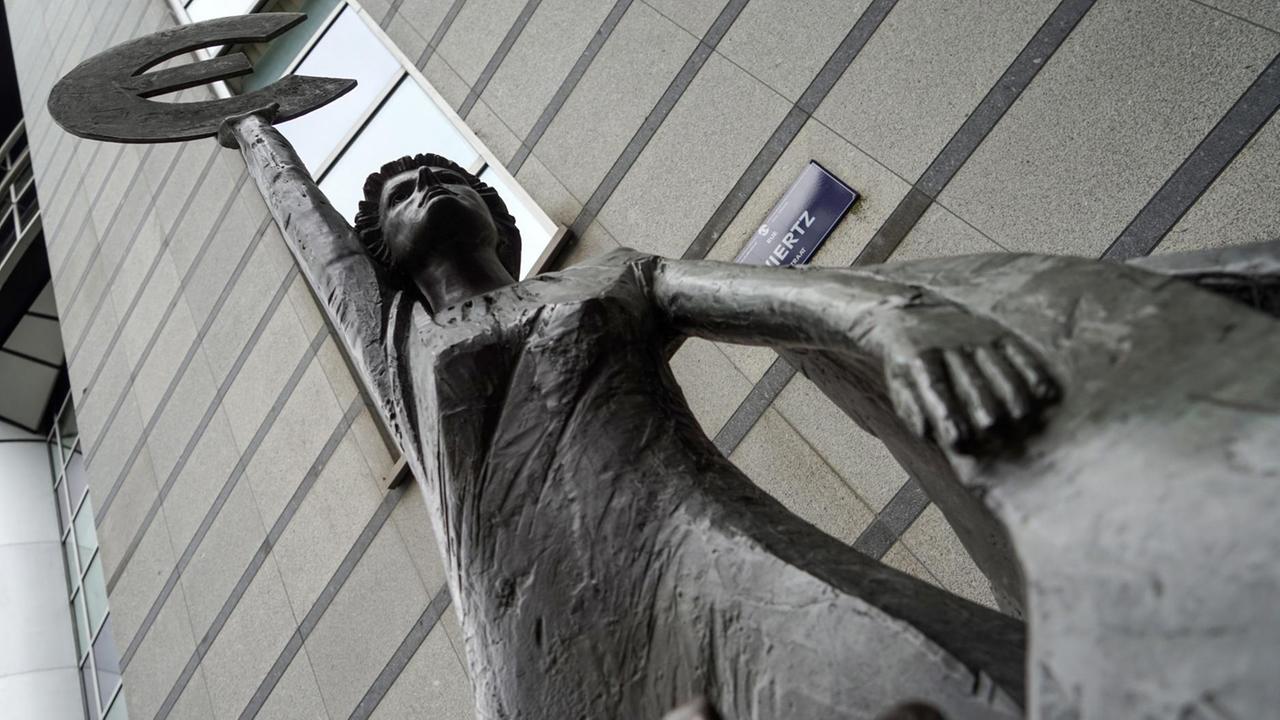 Statue der "Europa" vor dem Europaparlament in Brüssel. Statue der "Europa" vor dem Europaparlament in Brüssel.