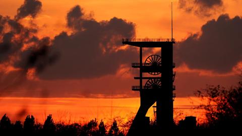 Die Silhouette vom Malakowturm der Zeche Prosper-Haniel in Bottrop, aufgenommen bei Sonnenuntergang