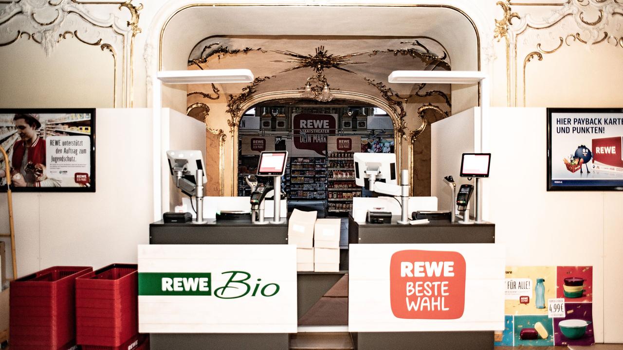 Rewe-Supermarkt im Hessischen Staatstheater in Wiesbaden, Teil der Wiesbaden Biennale vom 23.8. - 2.9.2018 Rewe-Supermarkt im Hessischen Staatstheater in Wiesbaden, Teil der Wiesbaden Biennale vom 23.8. - 2.9.2018