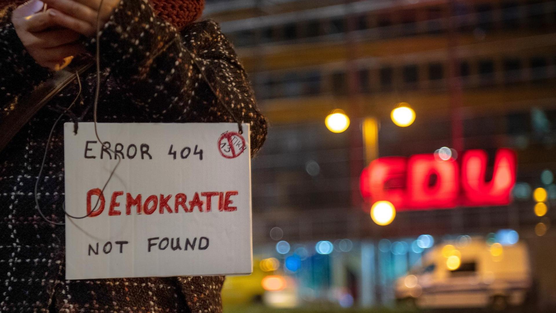Teilnehmerin einer Demonstration gegen EU-Copyright-Reform steht vor der CDU-Parteizentrale und hält ein Schild mit der Aufschrift "Error 404 Demokratie not found" in den Händen. Teilnehmerin einer Demonstration gegen EU-Copyright-Reform steht vor der CDU-Parteizentrale und hält ein Schild mit der Aufschrift "Error 404 Demokratie not found" in den Händen.