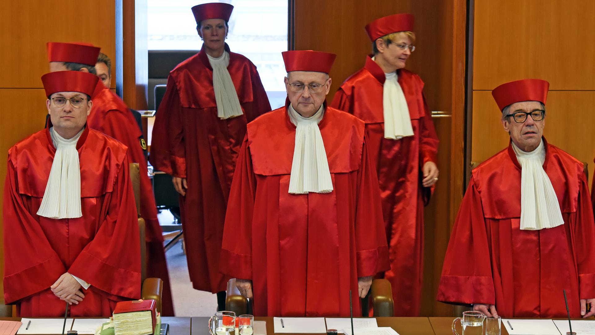 Der Erste Senat beim Bundesverfassungsgericht in Karlsruhe mit (l.-r.) Andreas Paulus, Johannes Masing, Gabriele Britz, Ferdinand Kirchhof (Vorsitz), Susanne Baer und Reinhard Gaier eröffnet am 25. November 2015 im Bundesverfassungsgericht die mündliche Verhandlung in Sachen Sampling. Der Erste Senat beim Bundesverfassungsgericht in Karlsruhe mit (l.-r.) Andreas Paulus, Johannes Masing, Gabriele Britz, Ferdinand Kirchhof (Vorsitz), Susanne Baer und Reinhard Gaier eröffnet am 25. November 2015 im Bundesverfassungsgericht die mündliche Verhandlung in Sachen Sampling.