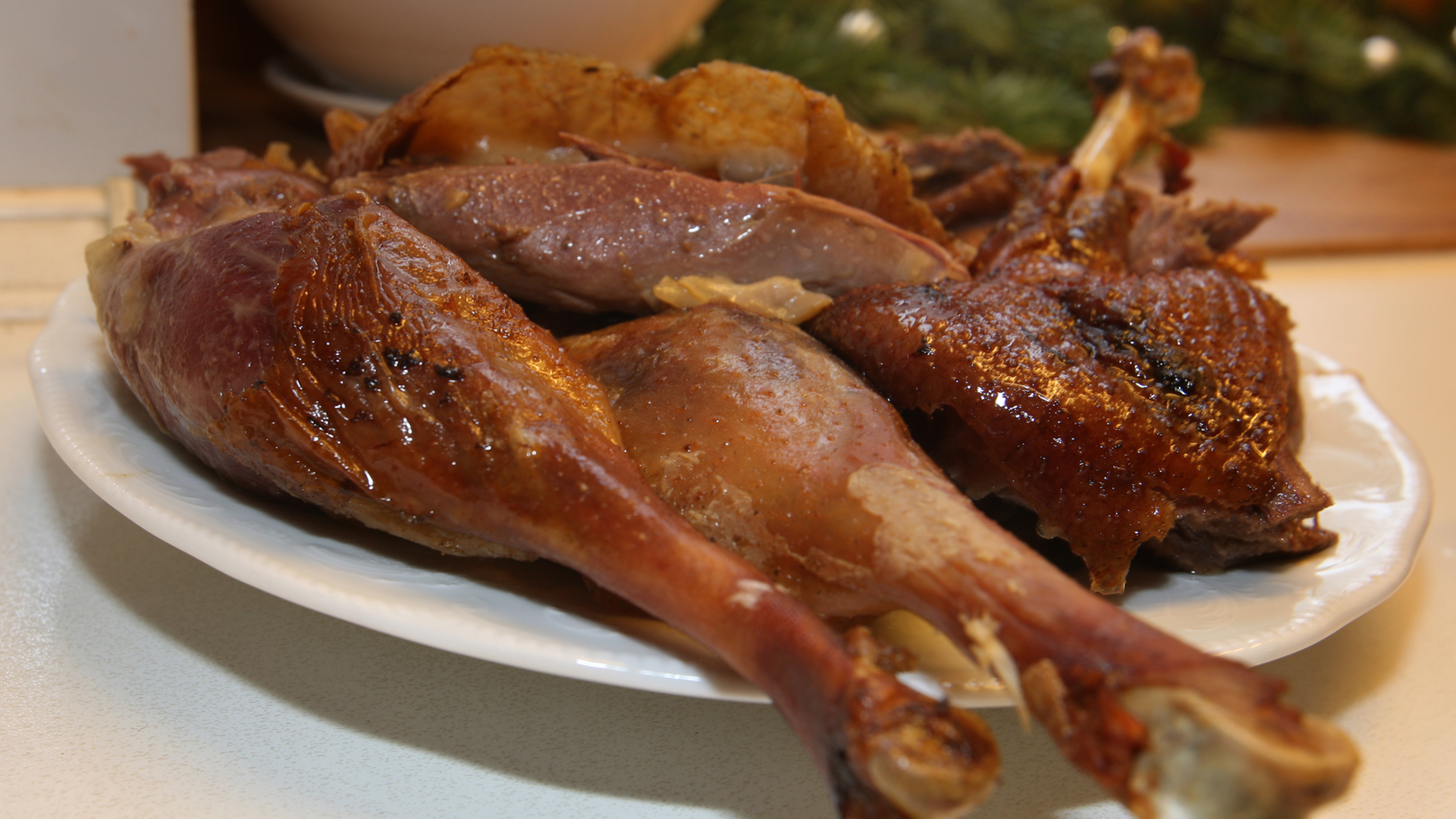 Knusprige Stücke eines Gänsebratens auf einem Teller Knusprige Stücke eines Gänsebratens auf einem Teller
