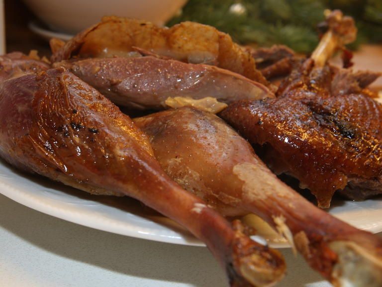 Knusprige Stücke eines Gänsebratens auf einem Teller