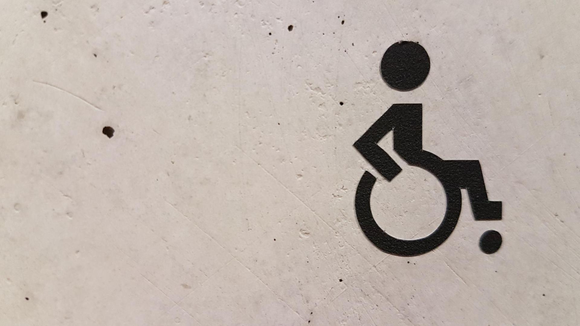 Das Logo "Rollstuhlfahrer" ist an einer Wand zu sehen Das Logo "Rollstuhlfahrer" ist an einer Wand zu sehen
