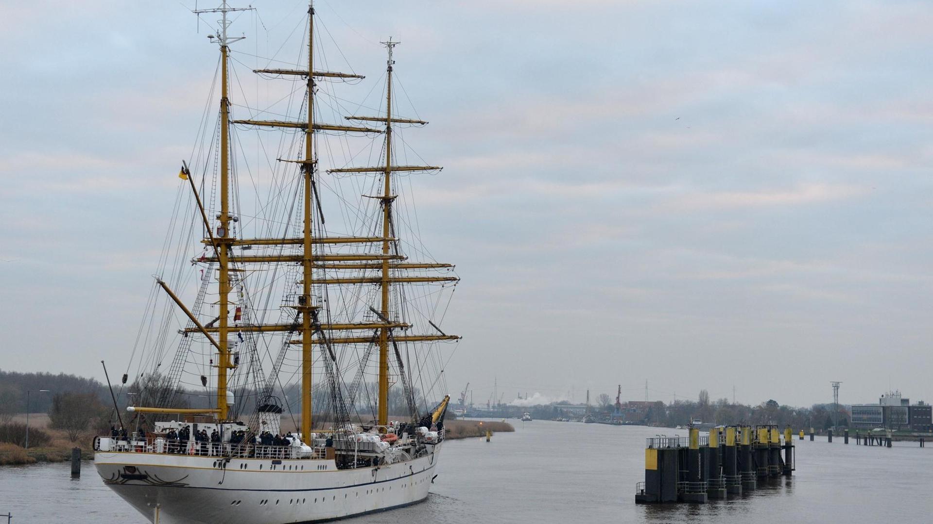 Das Segelschulschiff Gorch Fock passierte am 14.12.2015 in Elsfleth (Niedersachsen) das Huntesperrwerk passiert. Das Segelschulschiff Gorch Fock passierte am 14.12.2015 in Elsfleth (Niedersachsen) das Huntesperrwerk passiert.