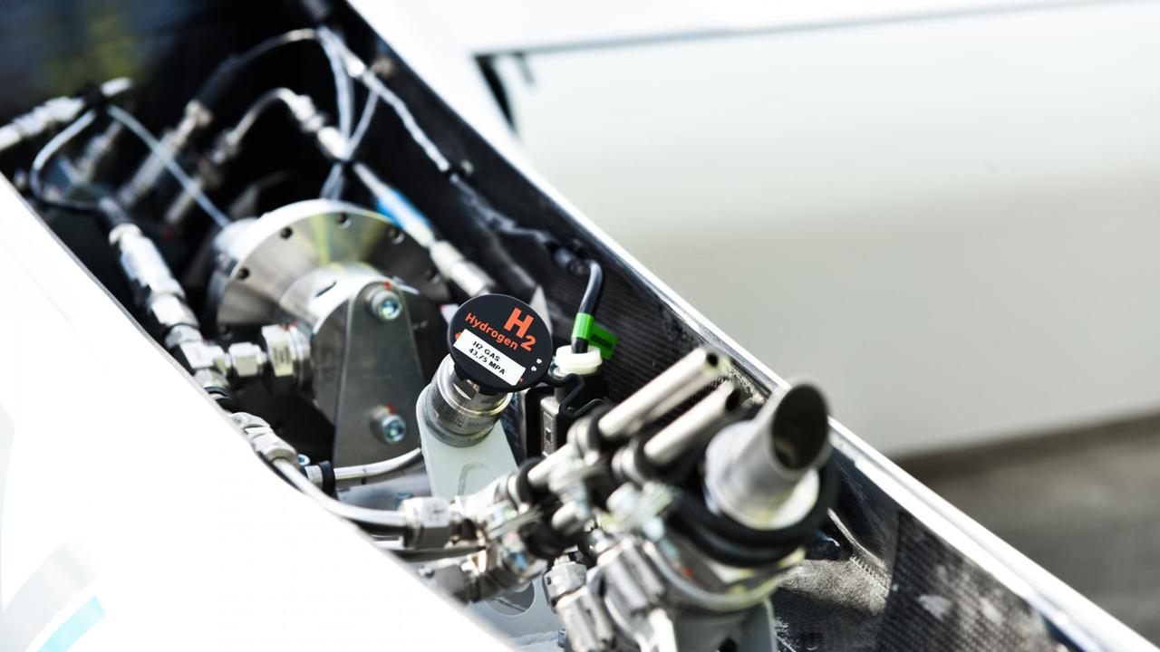 Das Flugzeug wird mit Wasserstoff angetrieben, der in einer Brennstoffzelle in Strom umgewandelt wird. Der Elektromotor der HY4 hat eine Leistung von 80 Kilowatt. Das Flugzeug wird mit Wasserstoff angetrieben, der in einer Brennstoffzelle in Strom umgewandelt wird. Der Elektromotor der HY4 hat eine Leistung von 80 Kilowatt.