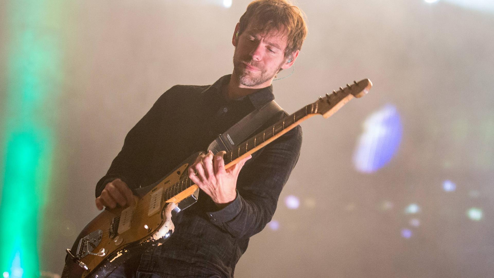 Der Gitarrist Aaron Dessner von der Band The National spielt beim Riot Fest im Humboldt Park in Chicago, Illinois Der Gitarrist Aaron Dessner von der Band The National spielt beim Riot Fest im Humboldt Park in Chicago, Illinois