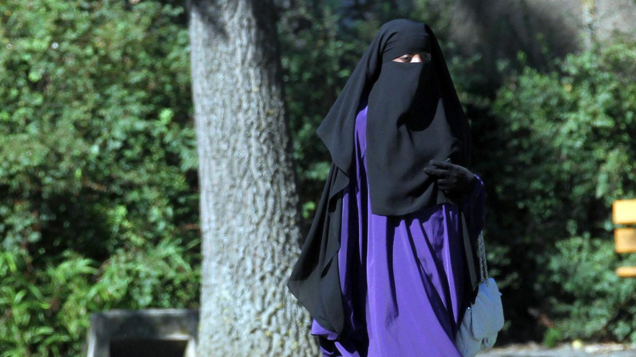 Eine vollverschleierte Frau auf einer Straße in Frankreich