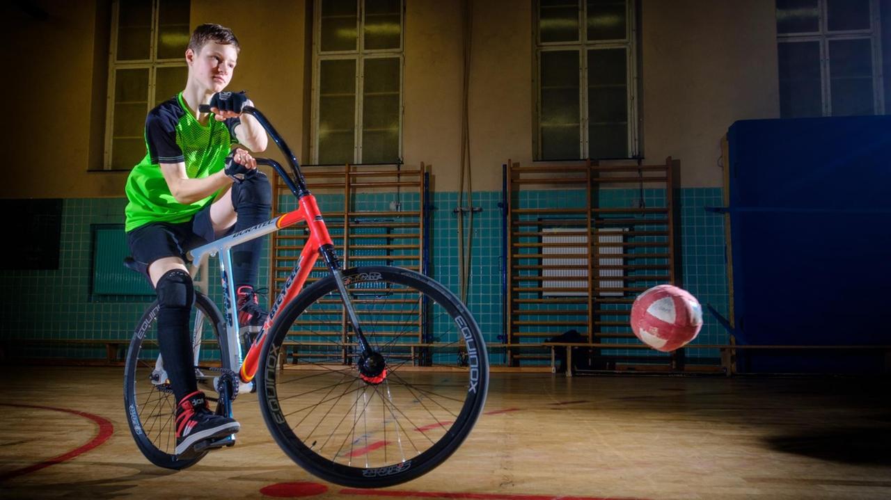 Anton spielt bei der Radsportvereinigung Nord Berlin. Hier ist er beim Schuss auf dem Rad zu sehen.