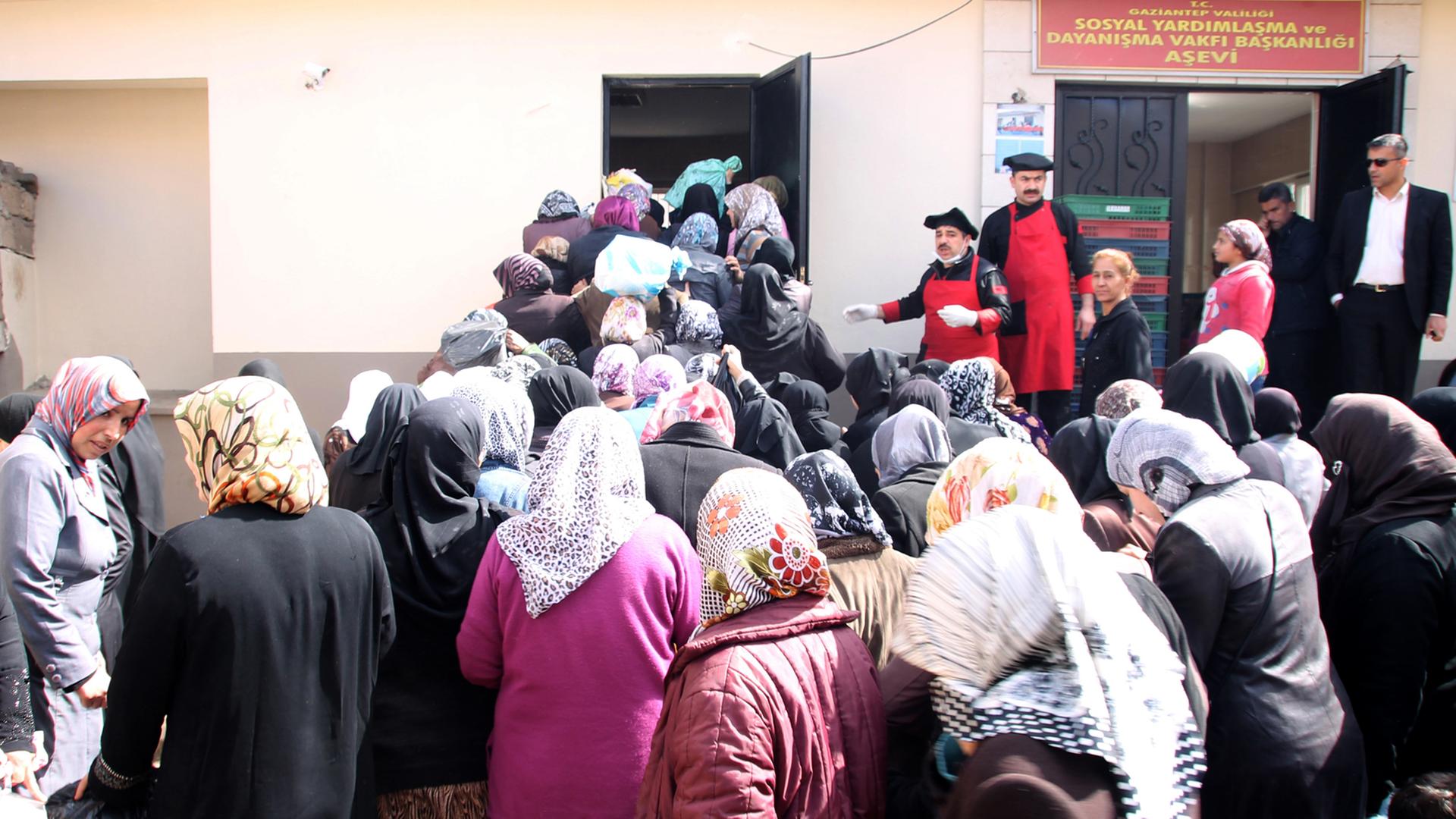 Syrische Frauen warten im Flüchtlingslager in Gaziantep auf Essen. Syrische Frauen warten im Flüchtlingslager in Gaziantep auf Essen.