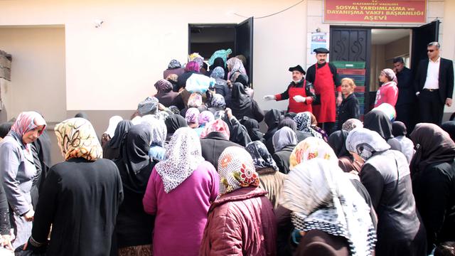 Syrische Frauen, die übrigens nach den Männern dran waren, warten am 04.03.2015 vor der Essensausgabe im Flüchtlingslager im türkischen Gaziantep. Die Syrer in der Türkei sind dem Bürgerkrieg entkommen, und ihr Gastland versucht nach Kräften, ihnen zu helfen. Trotzdem ist die Lage der Flüchtlinge hoffnungslos. Foto: Can Merey/dpa (Zum Jahrestag des Beginns des Aufstands gegen Assad am 15. März - zu dpa "Syrer in der Türkei: «Ich erwarte, dass ich hier sterben werde»" am 09.03.2015)